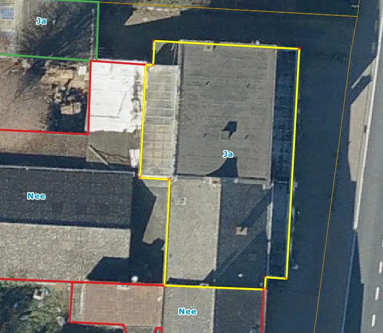 Orthophoto of a street block in Belgium with roof outlines, each labelled Ja (yes) or Nee (no) for the assessment.