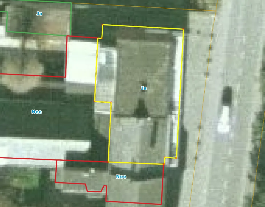 The same roof outlines and Ja / Nee labels over a second, lower-resolution orthophoto of the block.